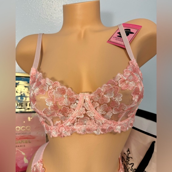 Elegant Pink Lace Lingerie Set - Picture 3 of 10